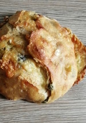 Une photo de Pain au fromage 🧀olives 🥬noisettes 🥖