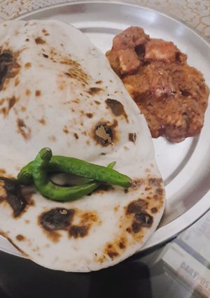 A picture of Lababdar Paneer with Naan.