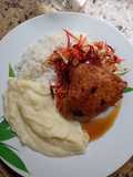 Sobrecoxa com purê, arroz e salada de beterraba