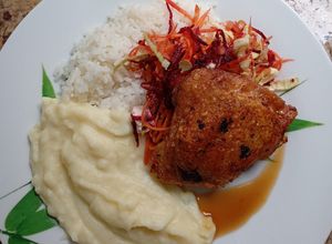 Foto de Sobrecoxa com purê, arroz e salada de beterraba