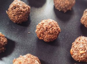 Una foto de Trufas veganas de coco, avena y pedacitos de almendras