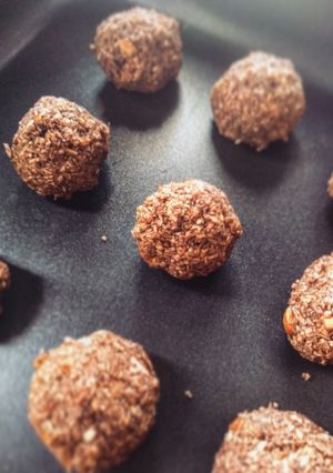 Una foto de Trufas veganas de coco, avena y pedacitos de almendras