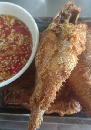 Hình của món Cá diêu hồng chiên giòn với nước mắm.