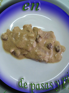 Una foto de Secreto de cerdo con salsa de pasas y piñones