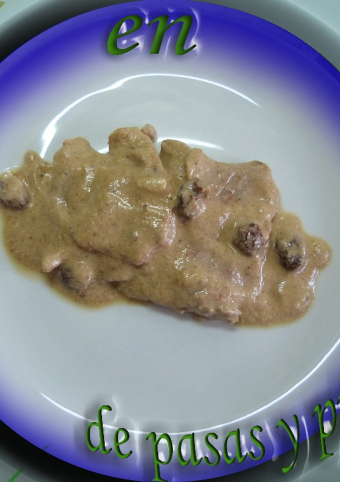 Una foto de Secreto de cerdo con salsa de pasas y piñones
