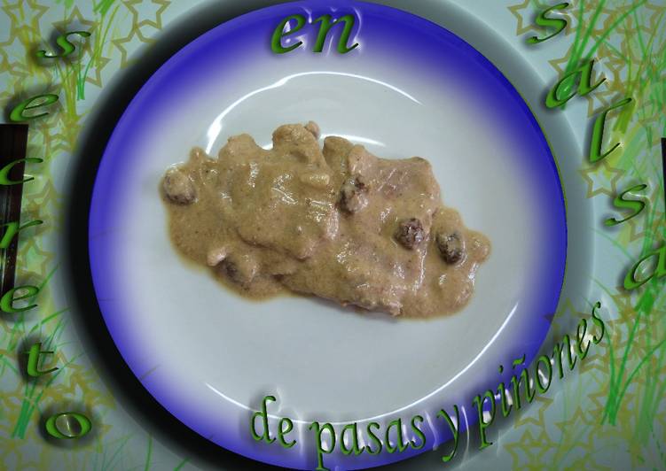 Secreto de cerdo con salsa de pasas y piñones