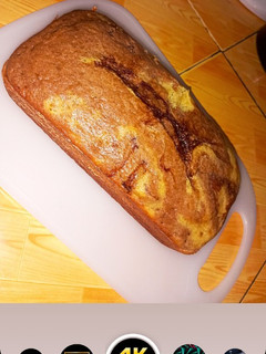 A picture of Vanilla Cupcakes/Chocolate cake.