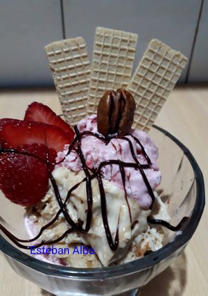 Una foto de Crema helada de frutilla y dulce de leche