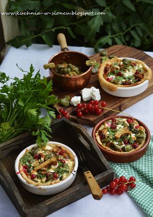 Zdjęcie przepisu Letnie mini quiche z bobem, kurkami i porzeczką.