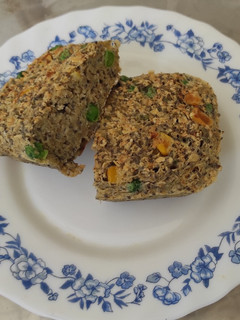 Una foto de Pan de avena y chía con guisantes y maíz