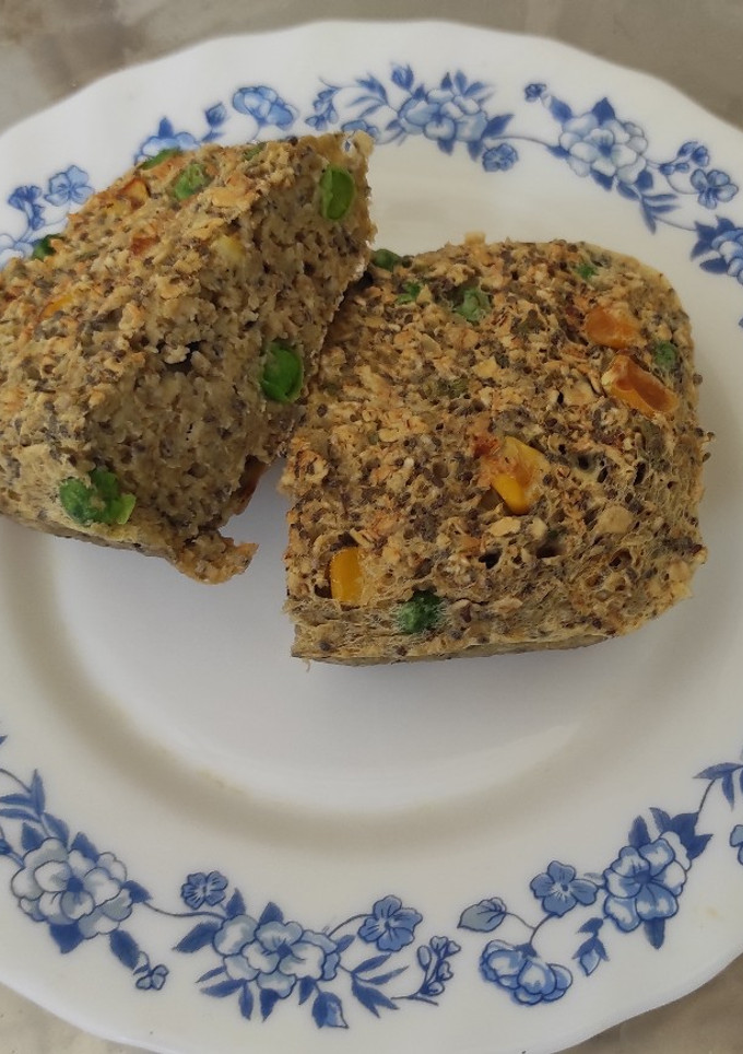 Una foto de Pan de avena y chía con guisantes y maíz