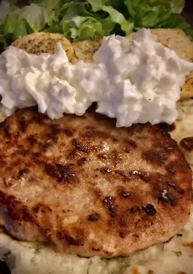 Una foto de Hamburguesa con pan casero y patatas especiadas al horno