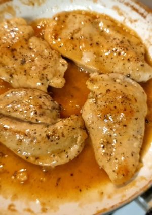 Csirkemell pikáns vajmártásban, pirított kelbimbóval recept fotója