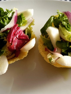 Una foto de Cestitas de queso con ensalada
