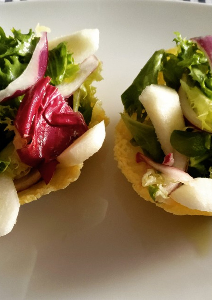 Una foto de Cestitas de queso con ensalada