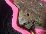 Una foto de brownie de chocolate con cacao
