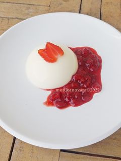 Foto resep Vanilla Pannacotta / panna cotta with Strawberry Compote
