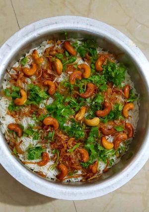 पनीर बिर्याणी (paneer biryani recipe in marathi) रेसिपी चे मुख्य फोटो 