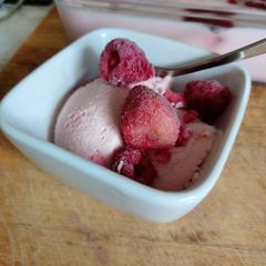 A picture of My keto sugar free strawberry jelly/jello fluff/mousse 🍓🍨.