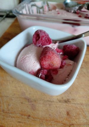 A picture of My keto sugar free strawberry jelly/jello fluff/mousse 🍓🍨.