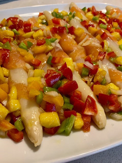 Una foto de Espárragos con salmón ahumado y salsa de mango
