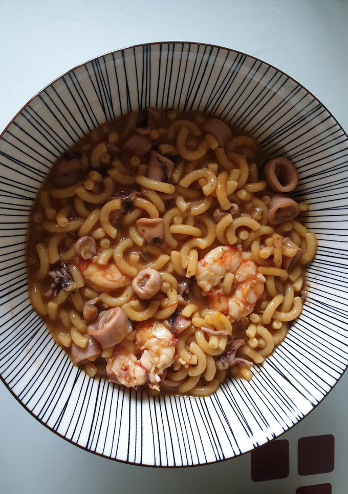 Una foto de Fideuá de calamares y langostinos (en Thermomix)