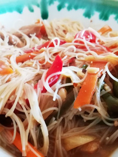 Una foto de Fideos chinos (noodles) pavo y salsa teriyaki