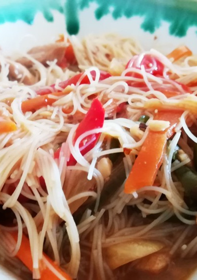 Una foto de Fideos chinos (noodles) pavo y salsa teriyaki