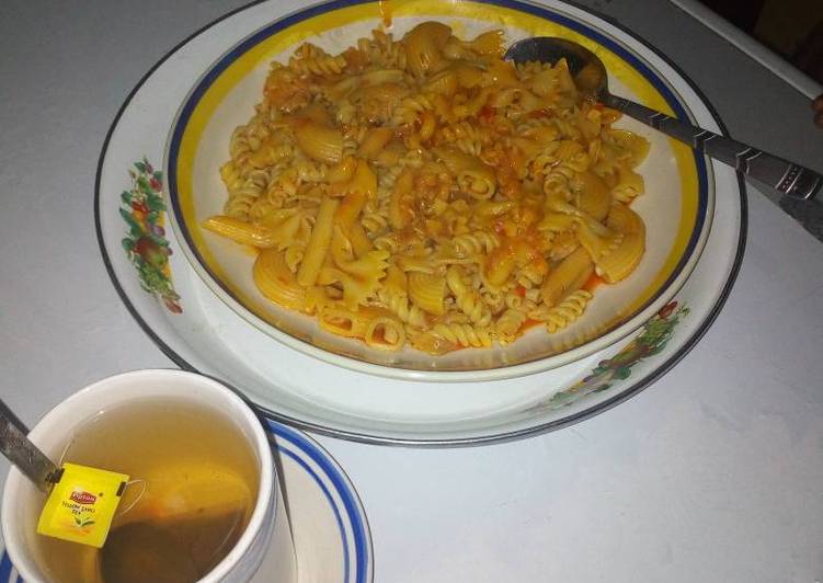 Recipe of Award-winning Mix macaroni jollof and black tea
