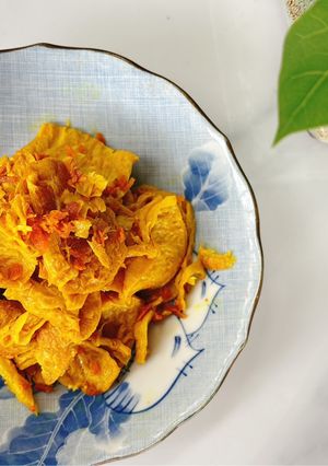 Hình của món Gà lát chay rim nghệ.