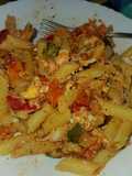 Macarrones con verduras y huevo al horno con queso rallado en polvo