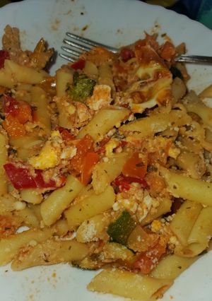Una foto de Macarrones con verduras y huevo al horno con queso rallado en polvo
