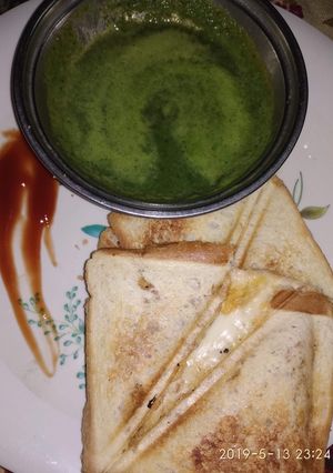 A picture of Cheese aloo sandwich with green chutney.