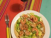 Une photo de salade crevettes cuites