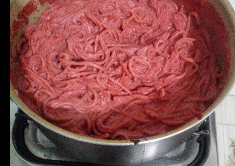 Espaguete como molho de beterraba