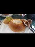 شوربة مشروم (فطر) وخبز بالثوم