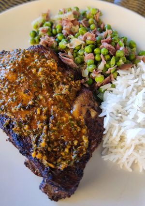 Una foto de Costillar de cerdo al chimichurri