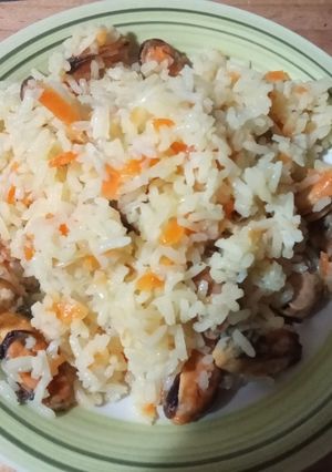 Una foto de Arroz con choritos 🥘😋con y sin arvejitas 🤭