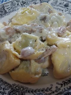 Una foto de Raviolis en salsa de setas