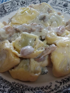 Una foto de Raviolis en salsa de setas