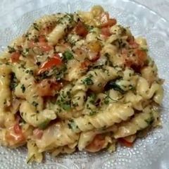 A picture of Pasta in white sauce.