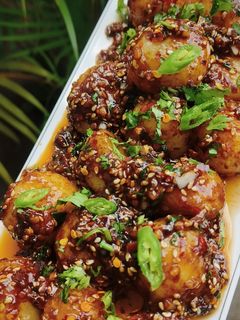कोरियन चिली गार्लिक पोटैटो बॉल्स (korean chilli garlic potato balls recipe in Hindi) रेसिपी मुख्य फोटो