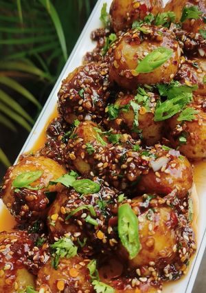 कोरियन चिली गार्लिक पोटैटो बॉल्स (korean chilli garlic potato balls recipe in Hindi) रेसिपी मुख्य फोटो