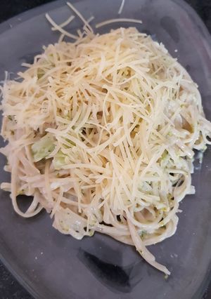 Una foto de Tallarines con salsa de brócoli
