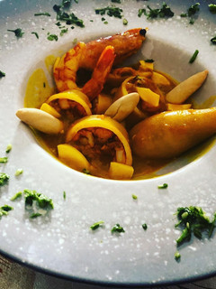 Una foto de Calamares rellenos de rape y gambas