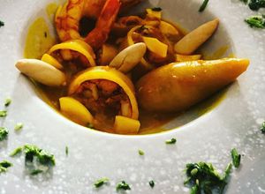 Una foto de Calamares rellenos de rape y gambas