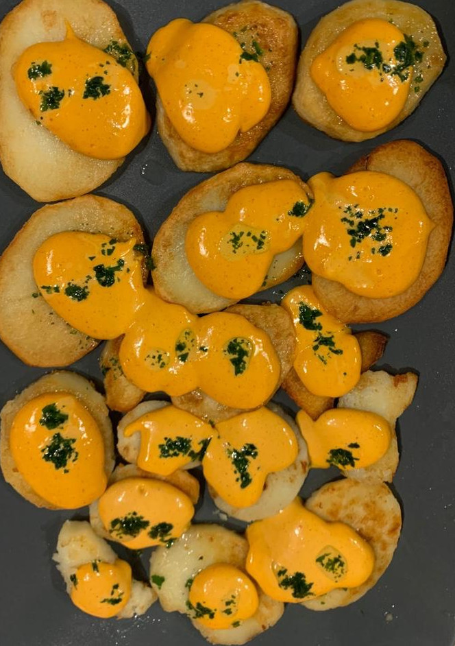 Una foto de Patatas bravas a mi estilo