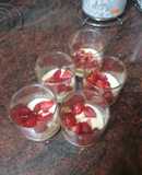 Fresas maceradas sobre natillas