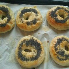 A picture of Bagel with poppy seeds.