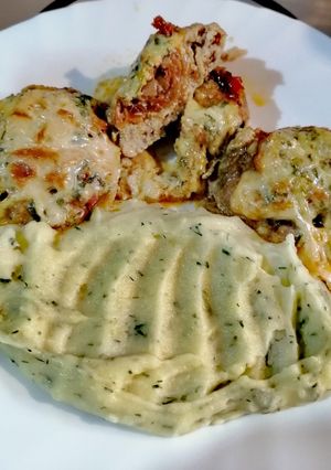 O poză a rețetei Chifteluțe umplute cu legume și piure de cartofi cu mărar la cuptor.